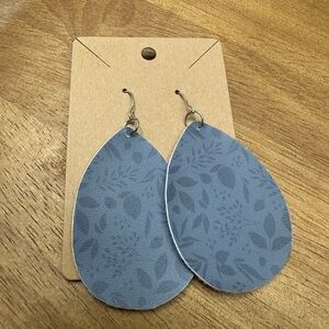 5/$10 Elegant Blue Leaf Pattern Earrings‎